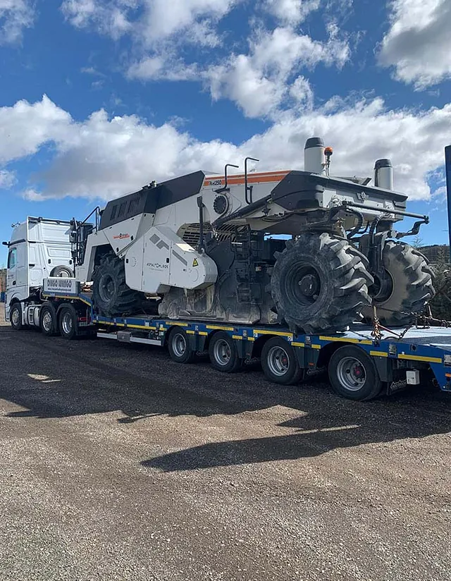 Transportes Diego Luengo maquinaria pesada sobre vehículo